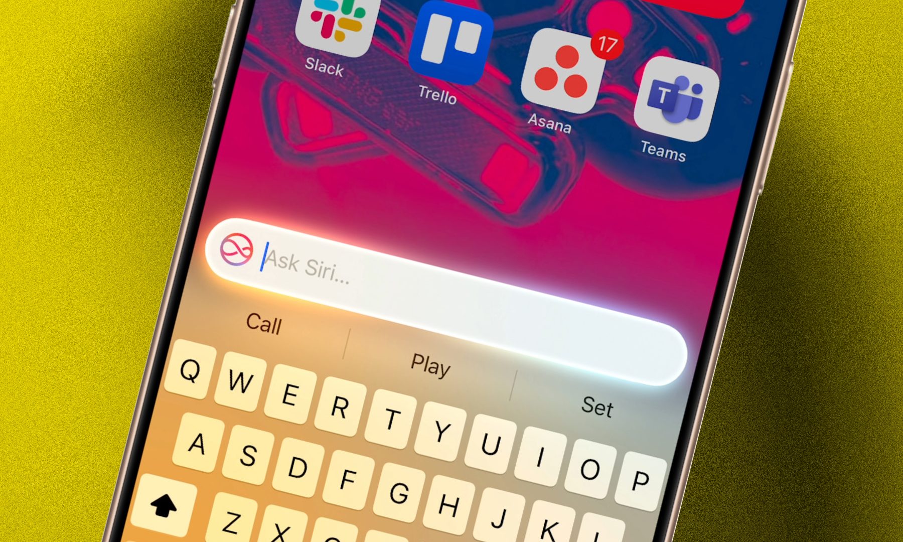 Invoquer Siri sur iPhone.