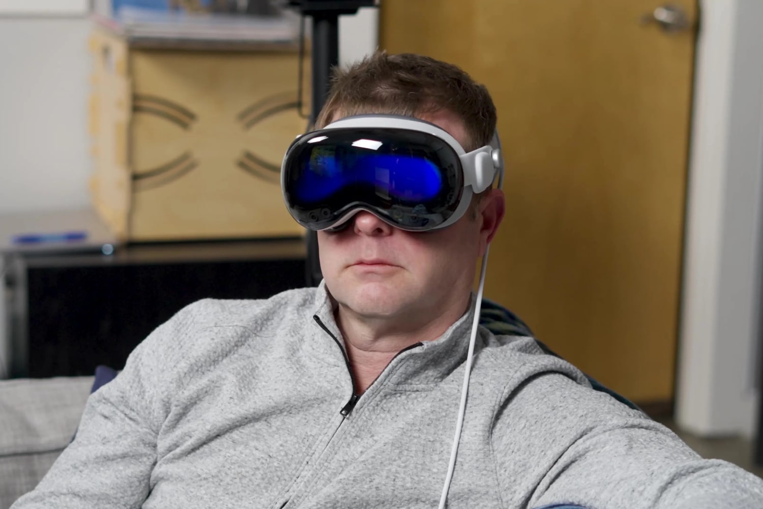 Un homme porte un casque Apple Vision Pro.