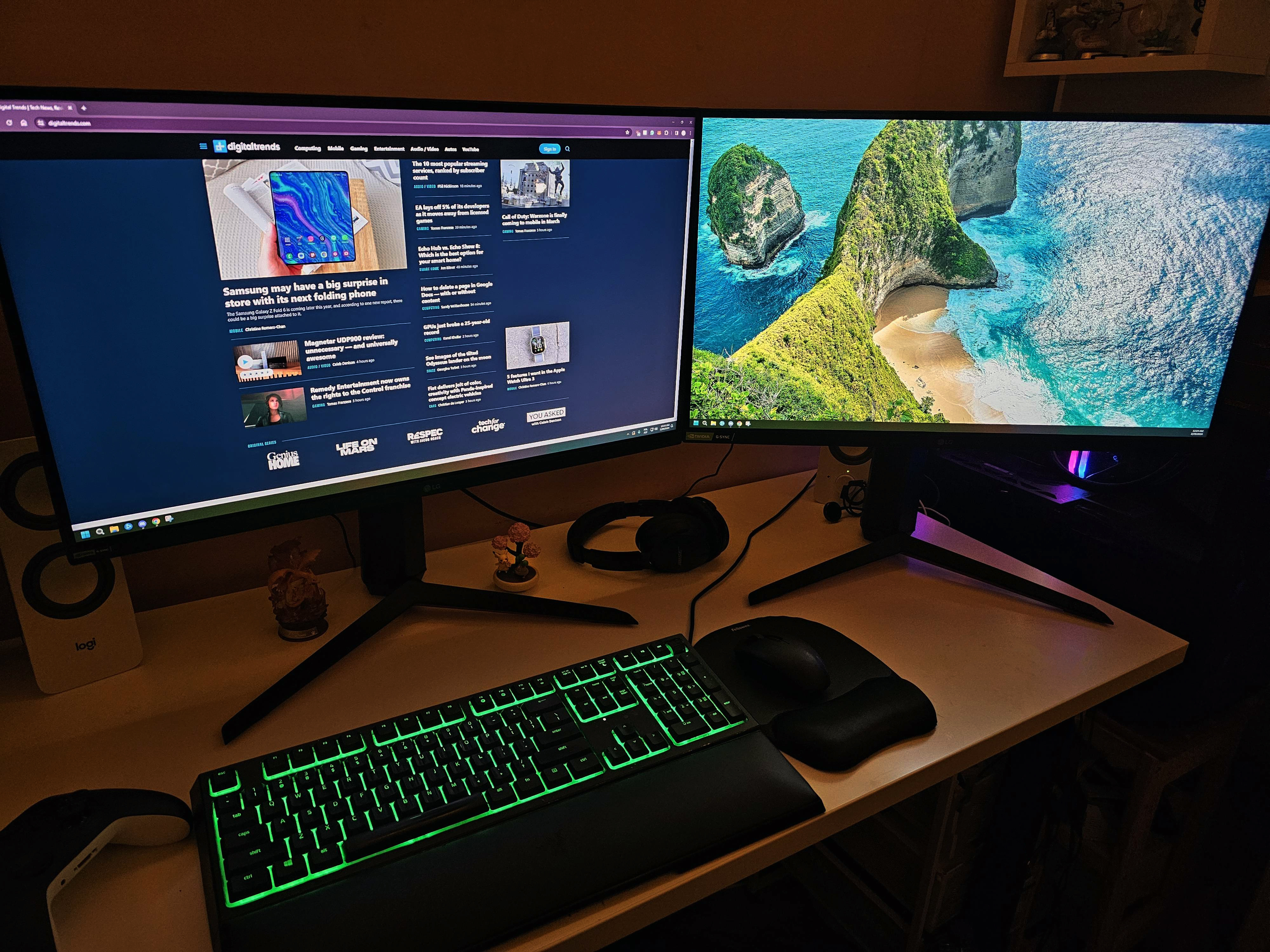 Deux moniteurs LG Ultragear sont assis sur un bureau.