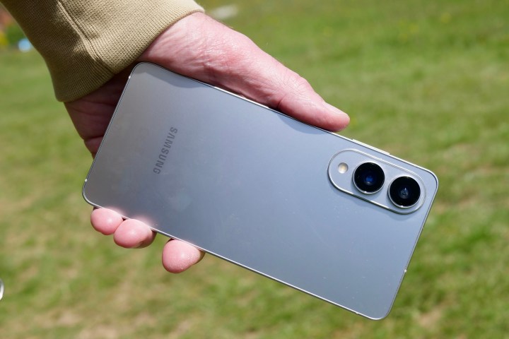 Une personne tenant le bord Samsung Galaxy S25.