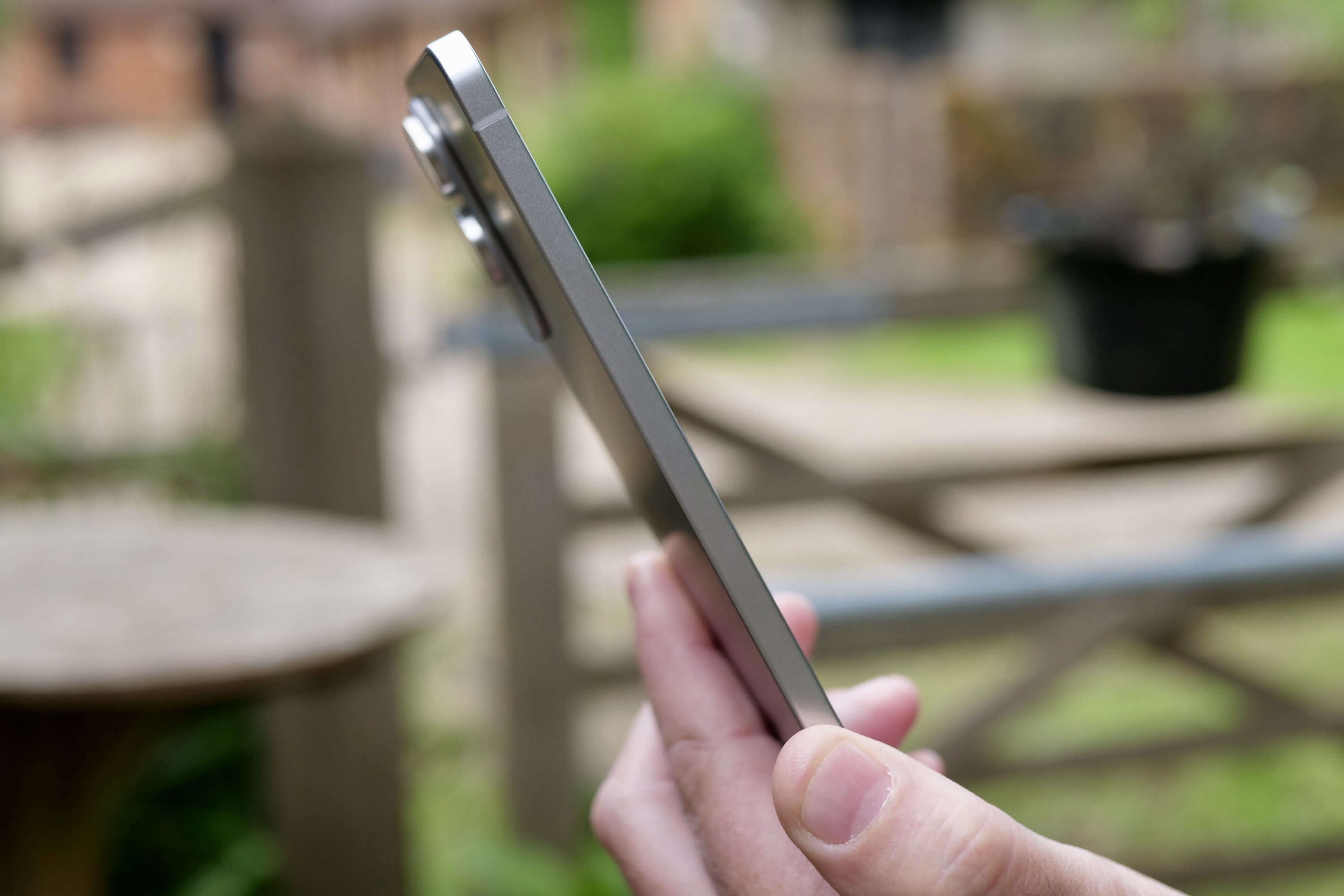 Une personne tenant le bord Samsung Galaxy S25.
