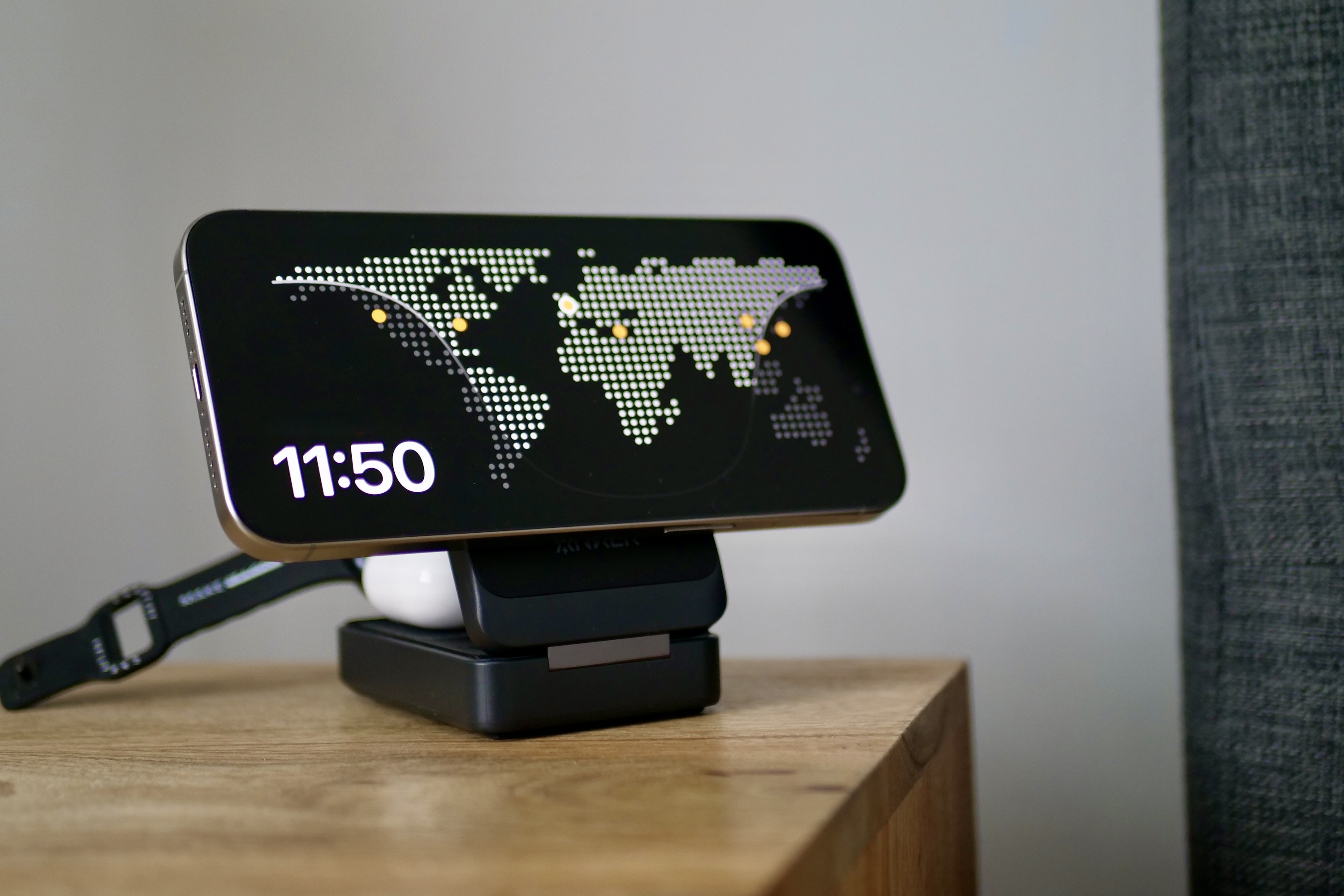 L'iPhone 15 Pro Max en mode veille sur la station de charge sans fil Anker Maggo.