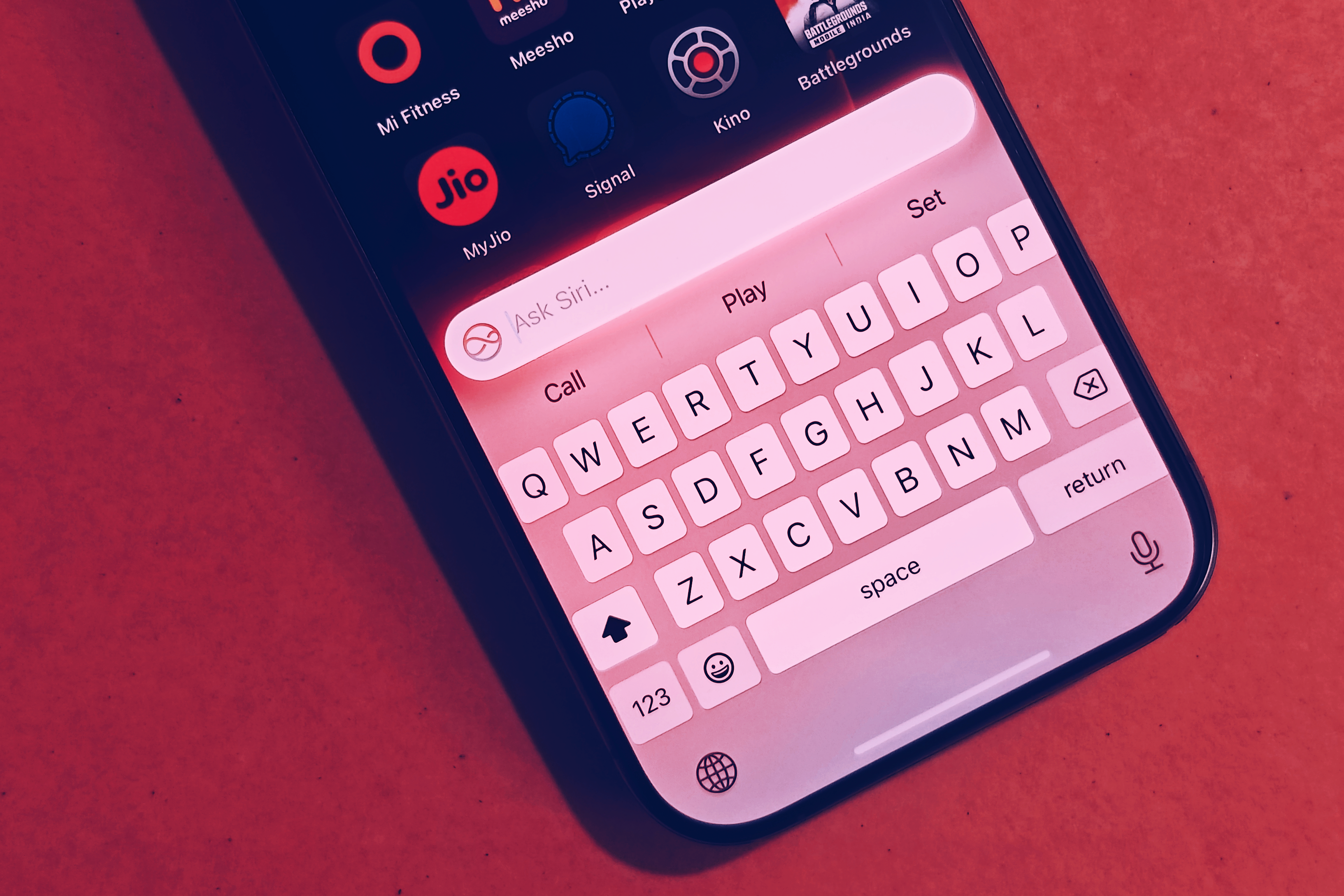 Invoquer Siri sur un iPhone.