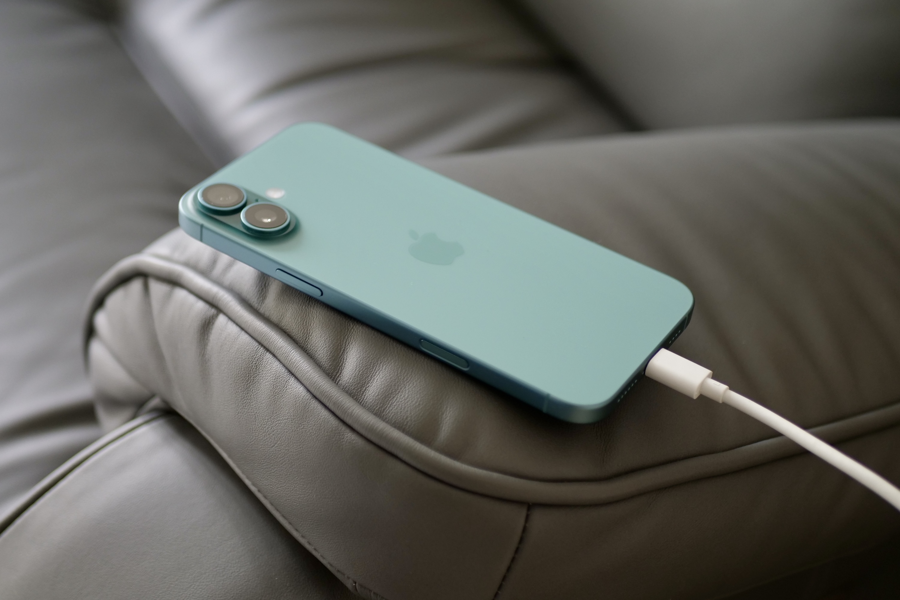 L'iPhone 16 Plus sur la charge d'Apple.