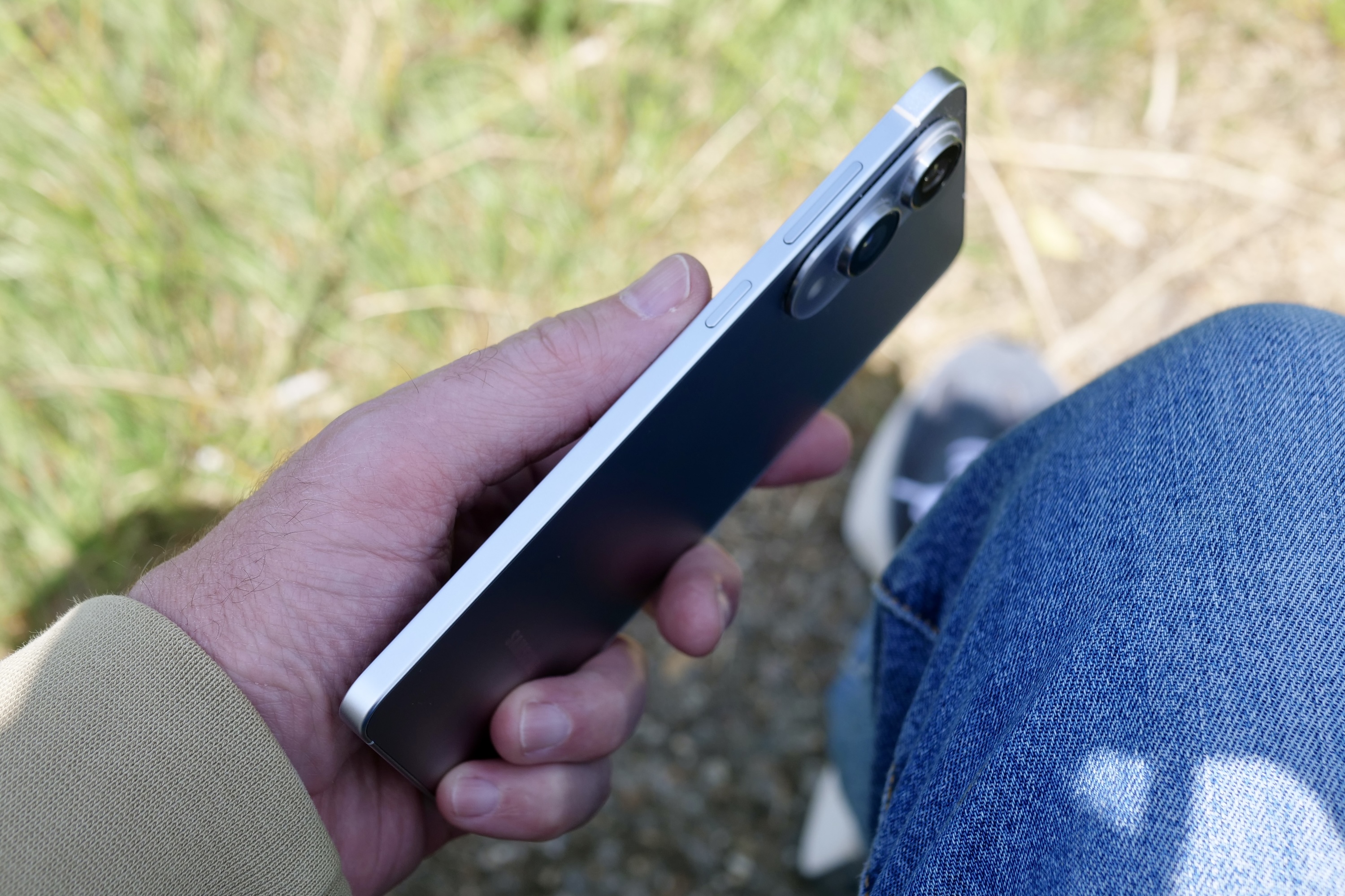 Une personne tenant le bord Samsung Galaxy S25.