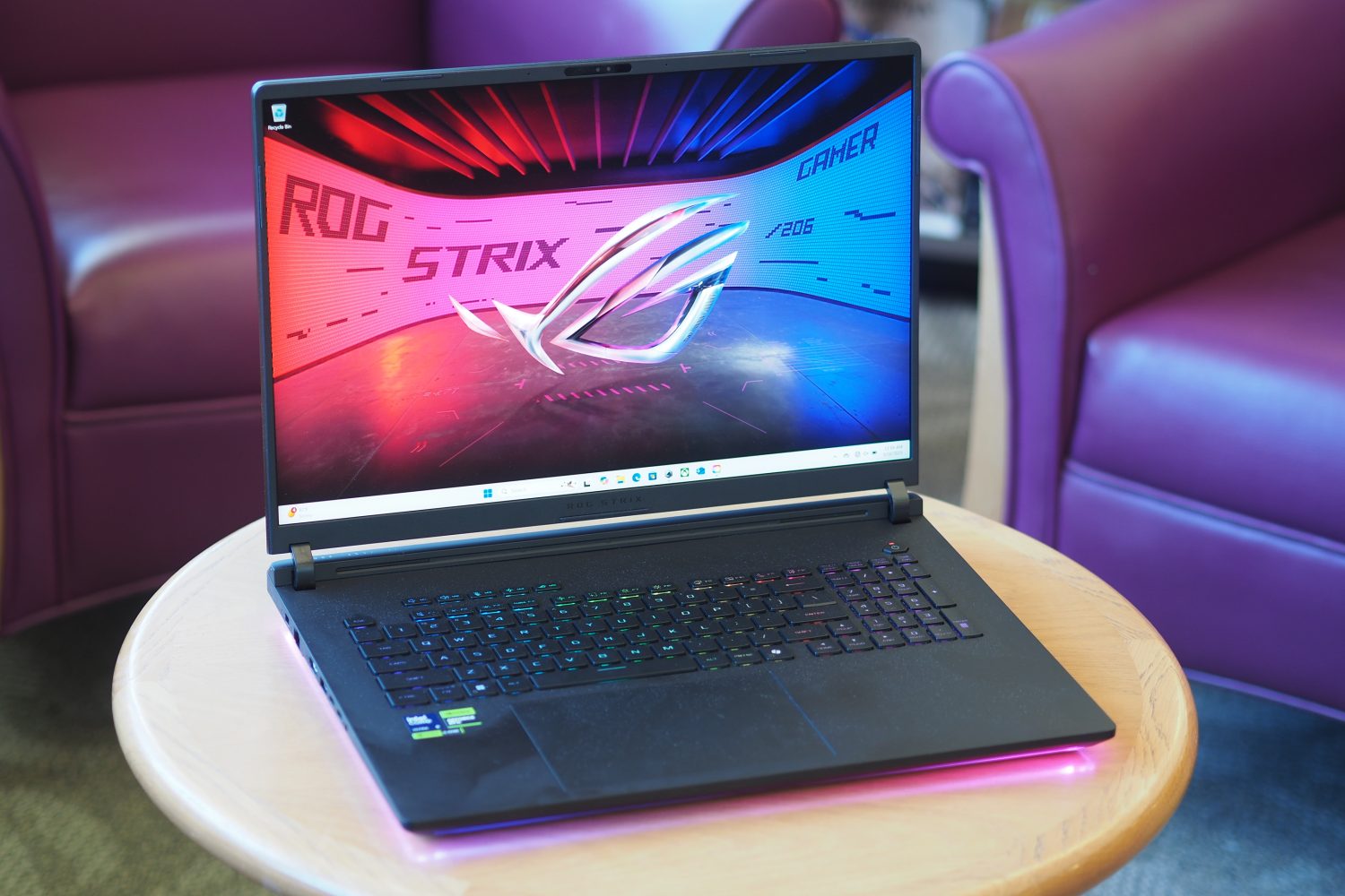 ASUS Strix Scar 18 2025 Vue inclinée avant Affichage et clavier.