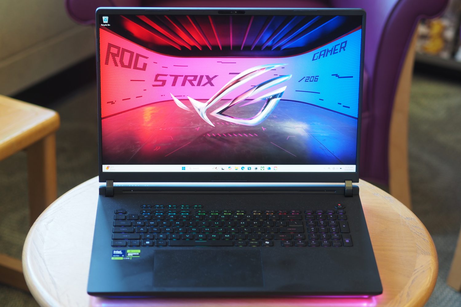 ASUS Strix Scar 18 2025 View Front Affichage et clavier.