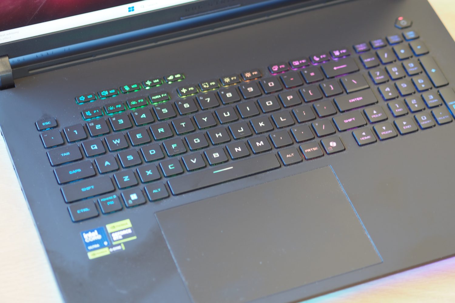 ASUS Strix Scar 18 2025 View en haut montrant le clavier et le pavé tactile.