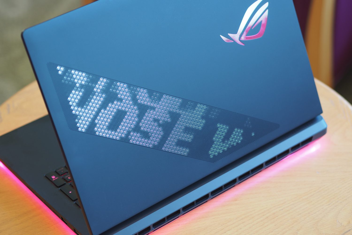 ASUS ROG STRIX SCAR 18 2025 Vue arrière montrant un éclairage anime et RVB.
