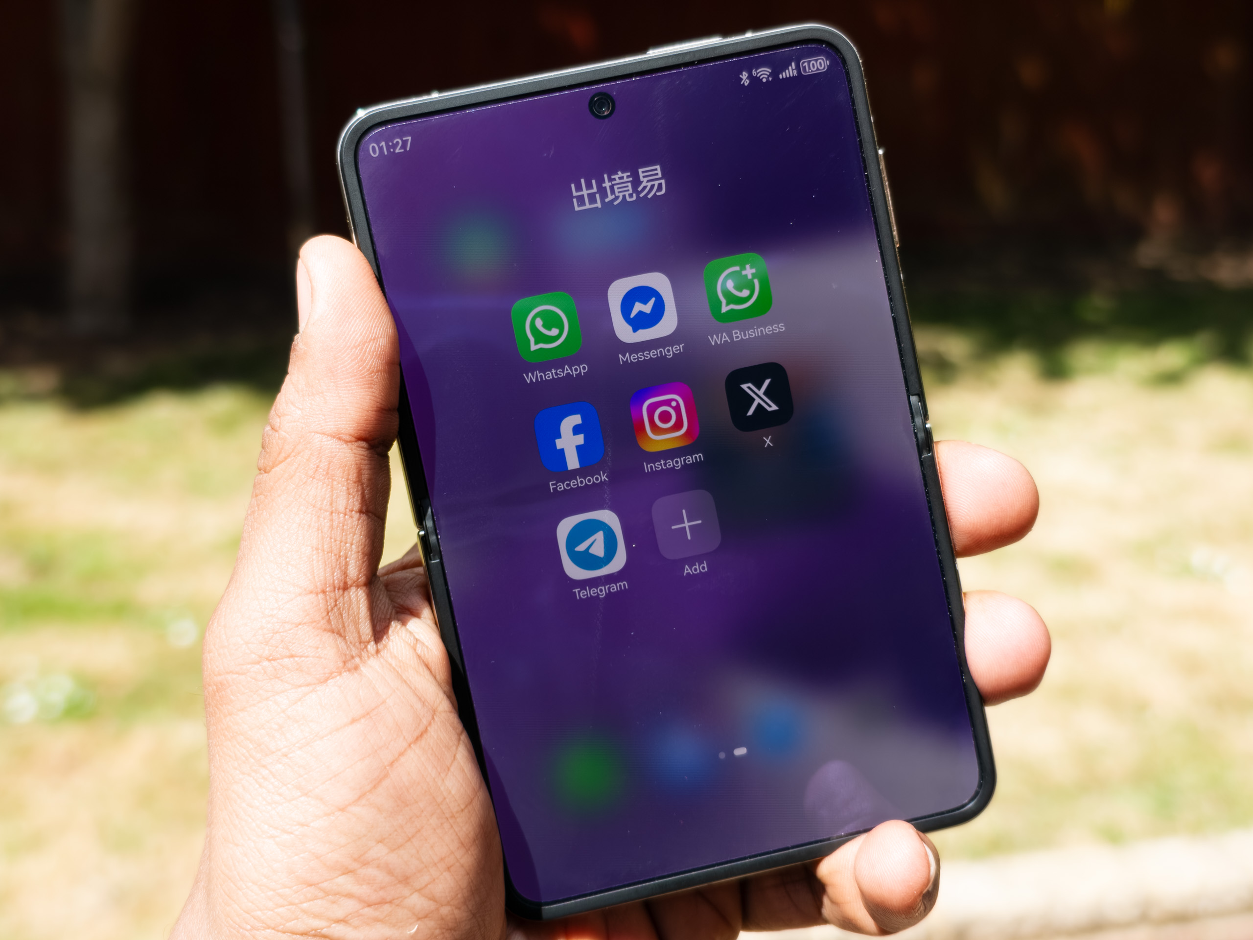 Des applications installées, notamment WhatsApp, Messenger et Facebook sur le Huawei Pura x Running Harmonyos Next