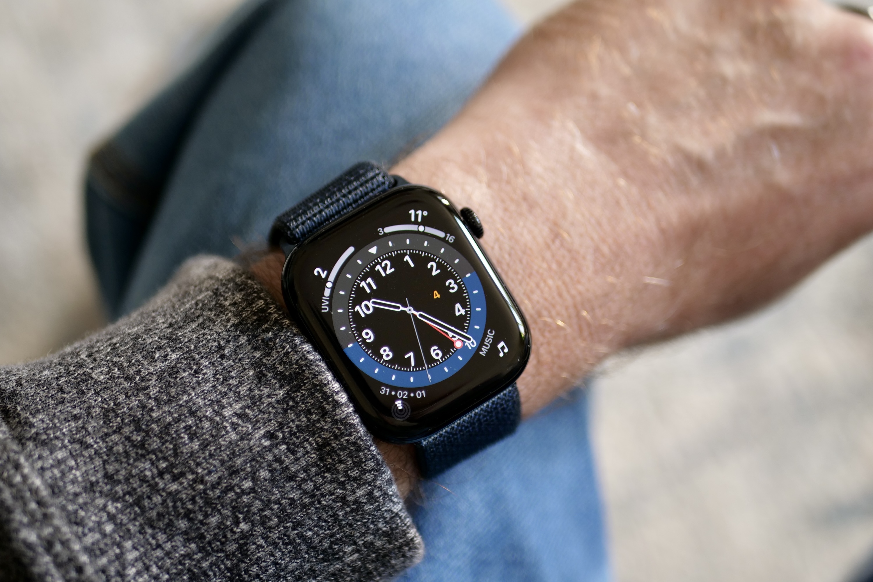 Une personne portant l'Apple Watch Series 10.