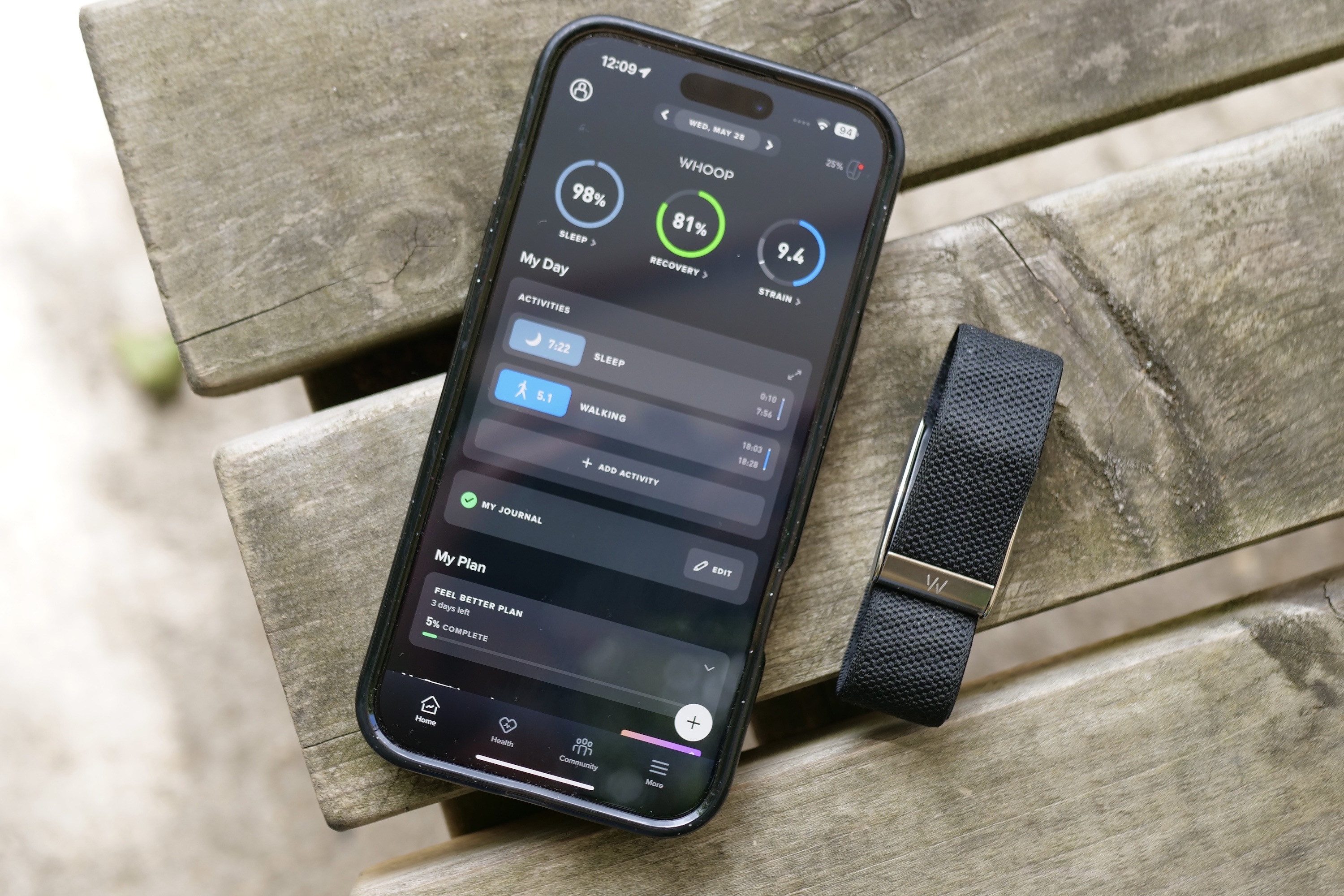 Le Whoop 5.0 avec son application.