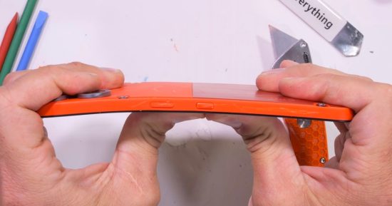 Est-ce que rien n'est le nouveau téléphone CMF se pliez ou ne casse pas dans le test de durabilité?