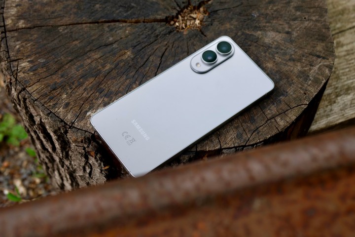 L'arrière du bord Samsung Galaxy S25.