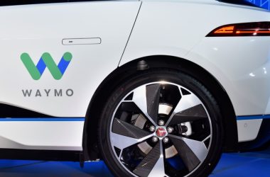 Waymo a rappelé 1 200 robotaxis à la suite de collisions avec des barrières routières