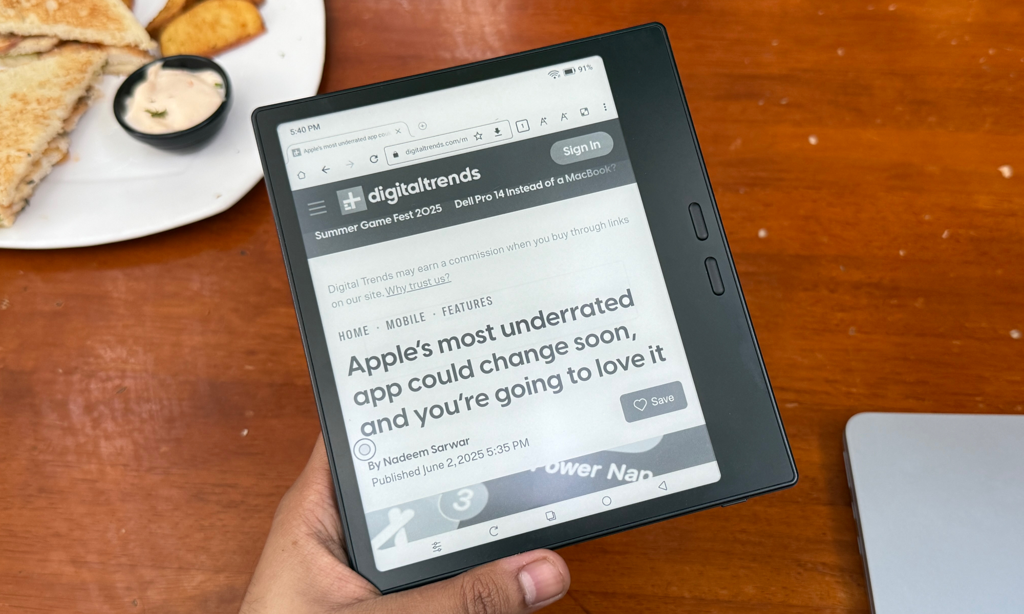 Lire un article Web sur la tablette à encre BOOX GO 7 E.