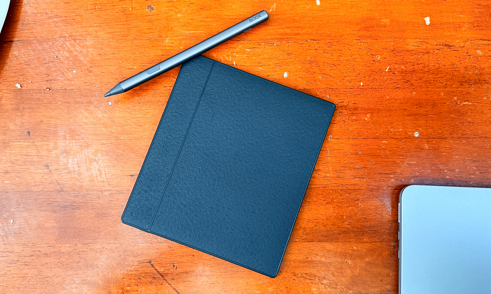 Stylus au sommet de la tablette à encre BOOX GO 7 E.