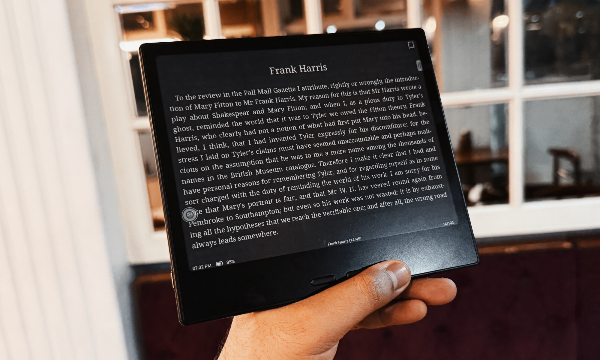 Lecture en mode sombre sur la tablette à encre BOOX GO 7 E.