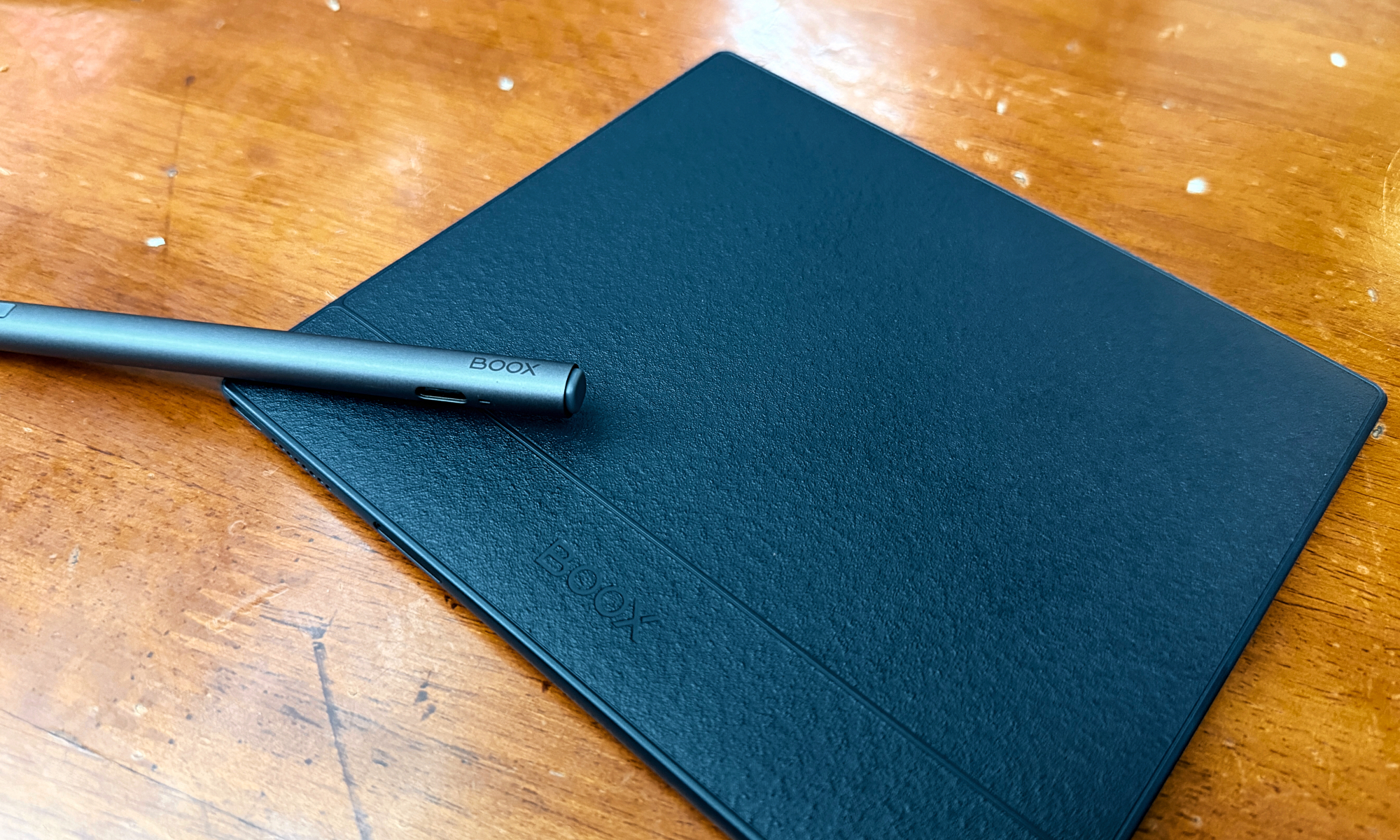 Un stylet au sommet de la tablette à encre BOOX GO 7 E.