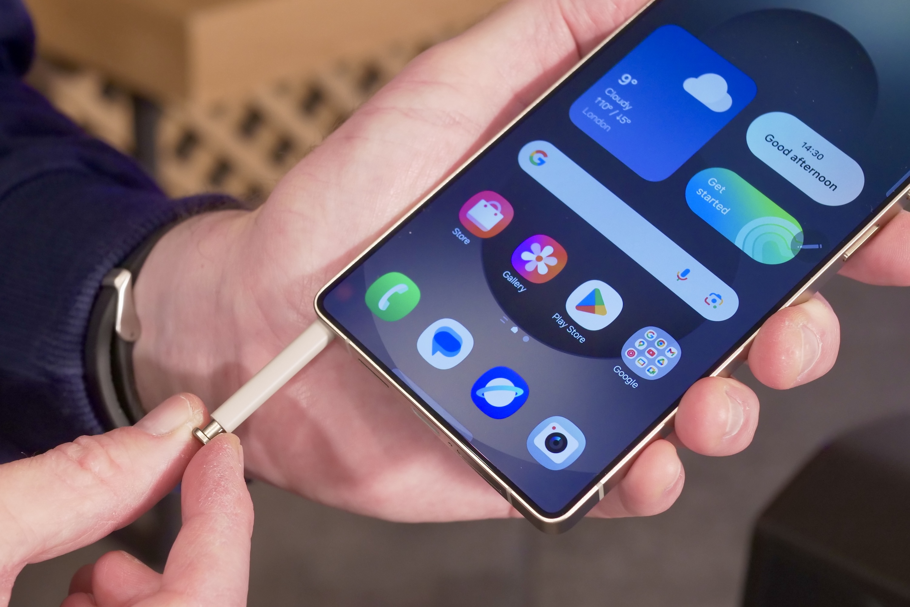 Prendre le stylet S Pen hors du Samsung Galaxy S25 Ultra.