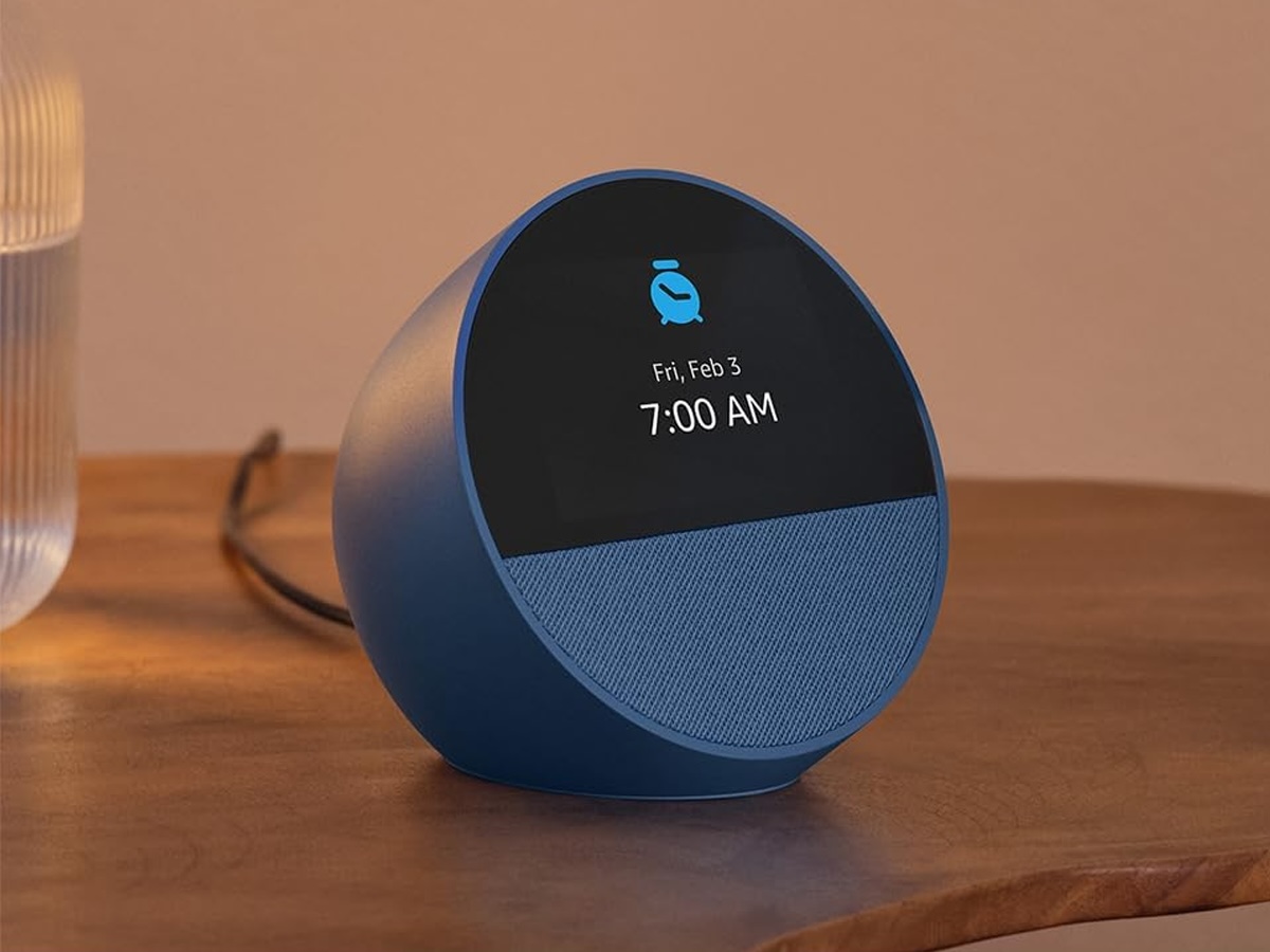 L'écho Amazon (2024) sur une petite table.