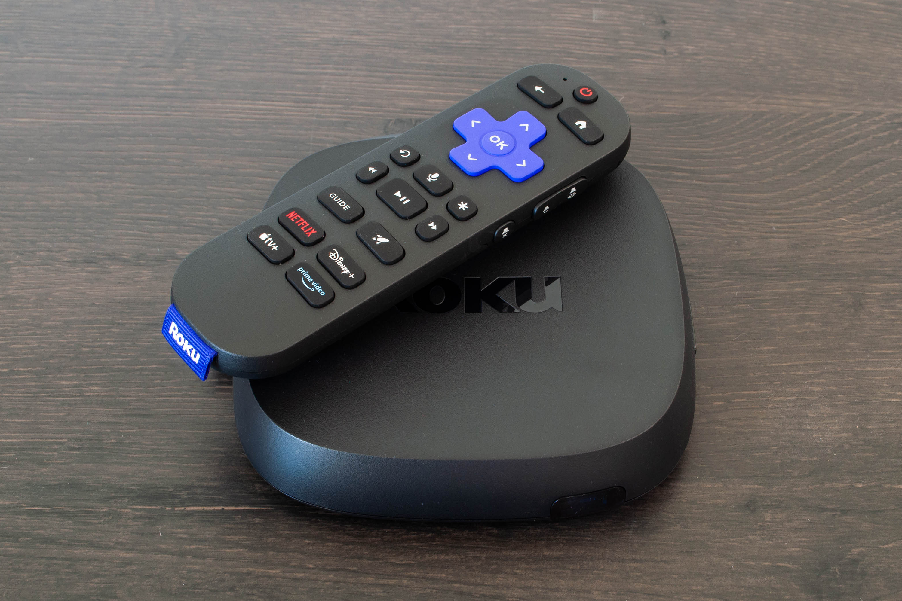 Le dispositif Roku Ultra Streaming avec sa télécommande.