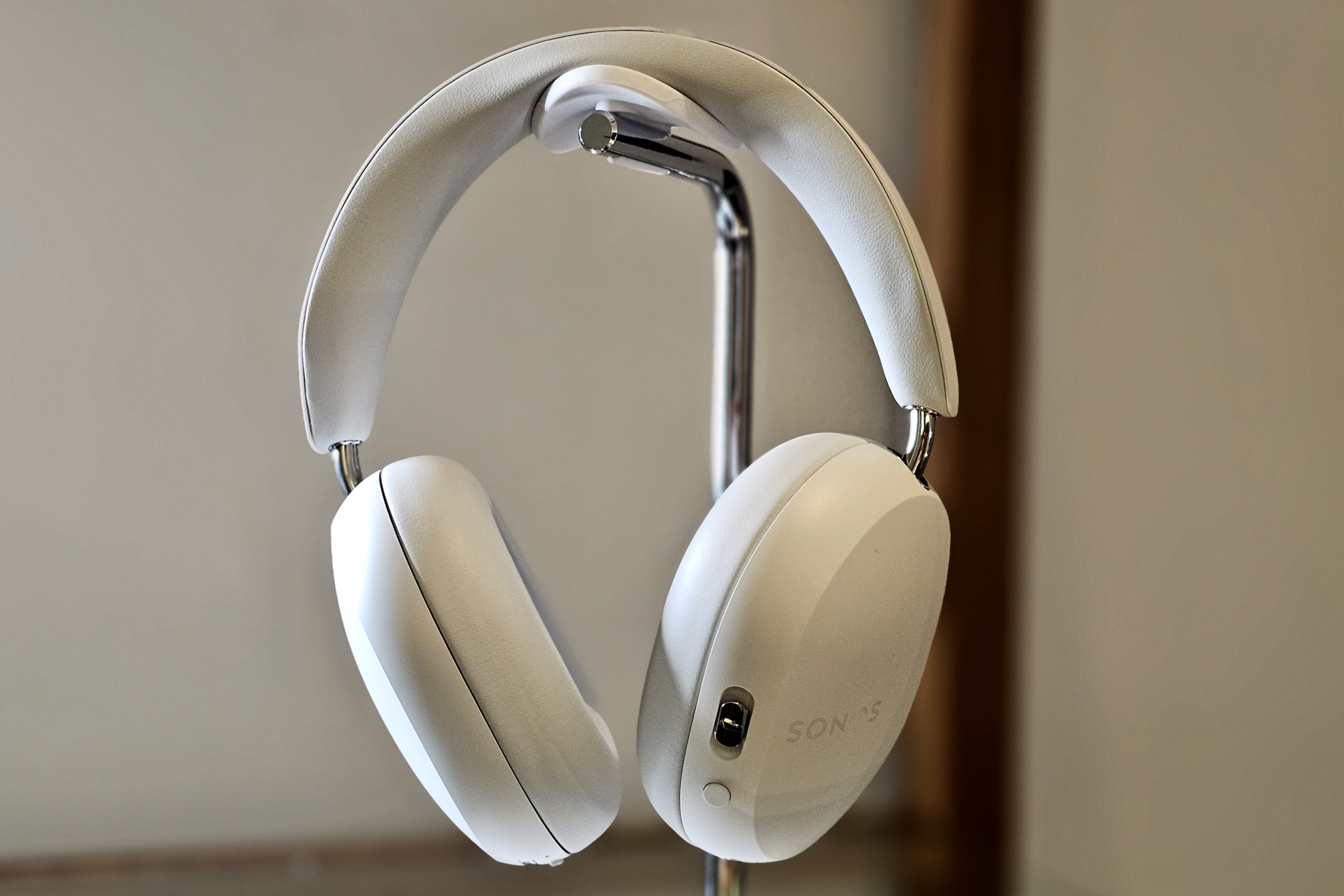 Sonos Ace en blanc doux.