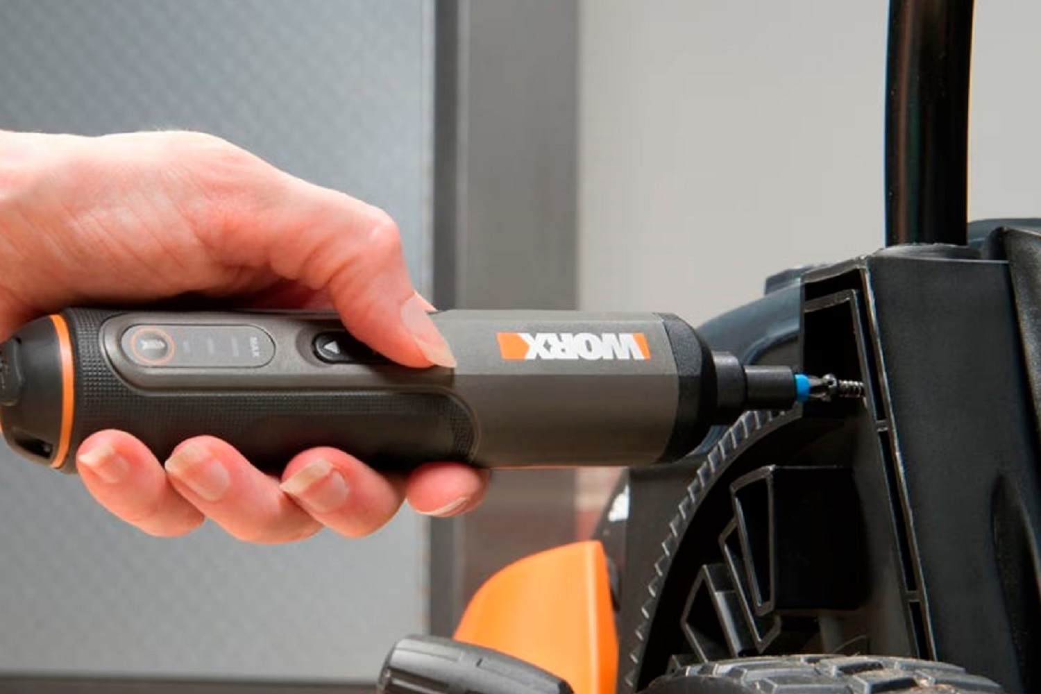 Une personne utilisant le tournevis Worx 4V.