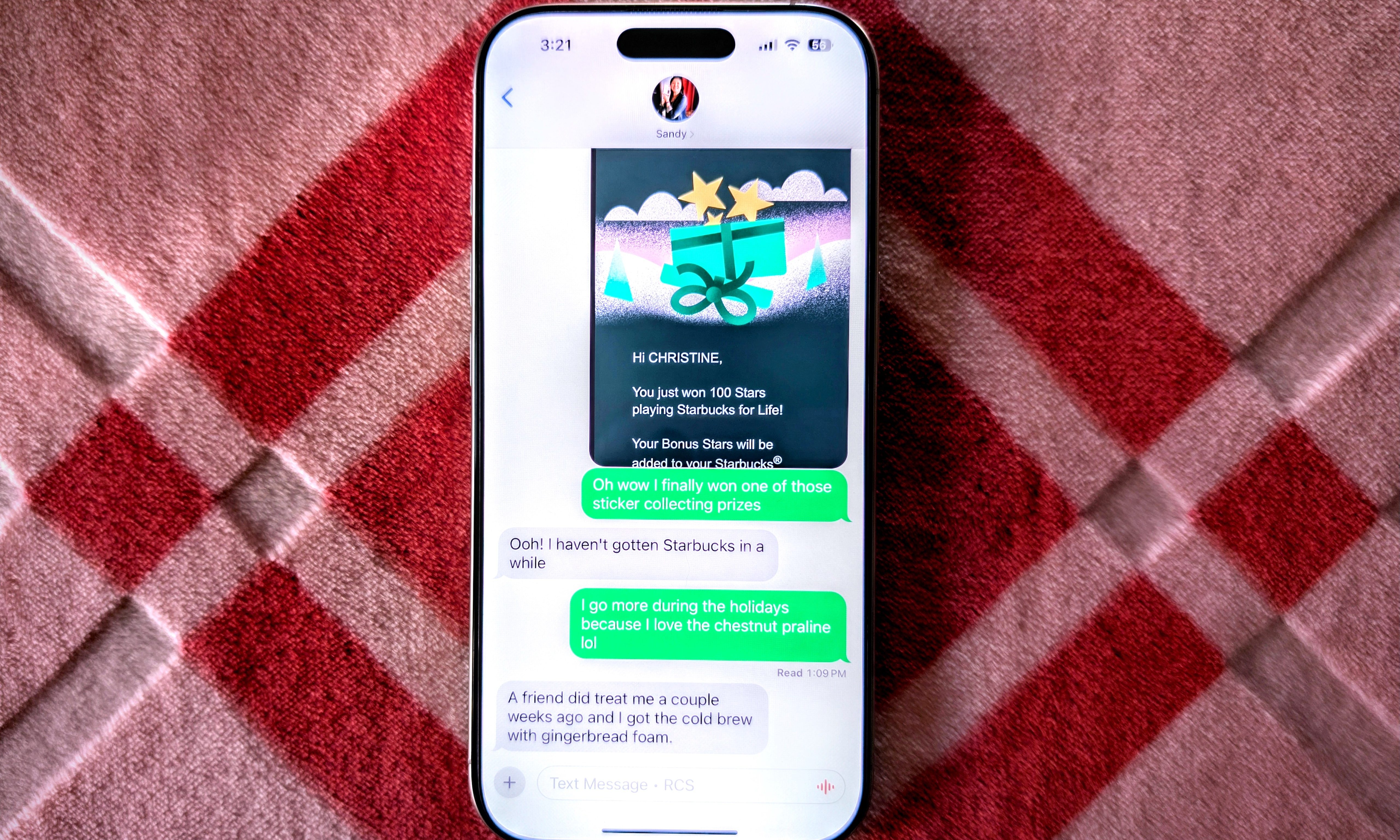 Un iPhone 16 Pro montrant la messagerie RCS.