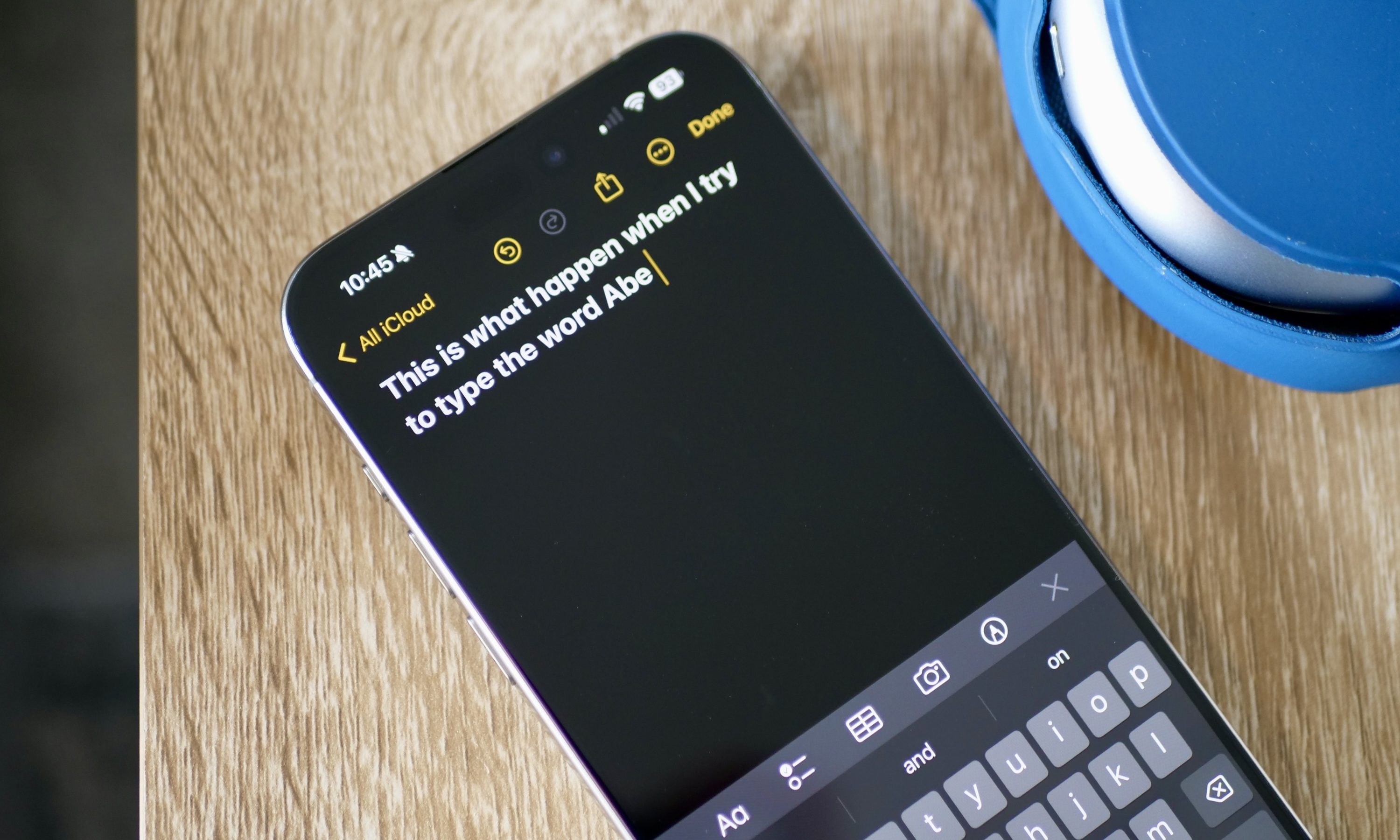 Mots affichés sur l'écran d'un iPhone dans l'application Notes, avec le clavier en dessous.