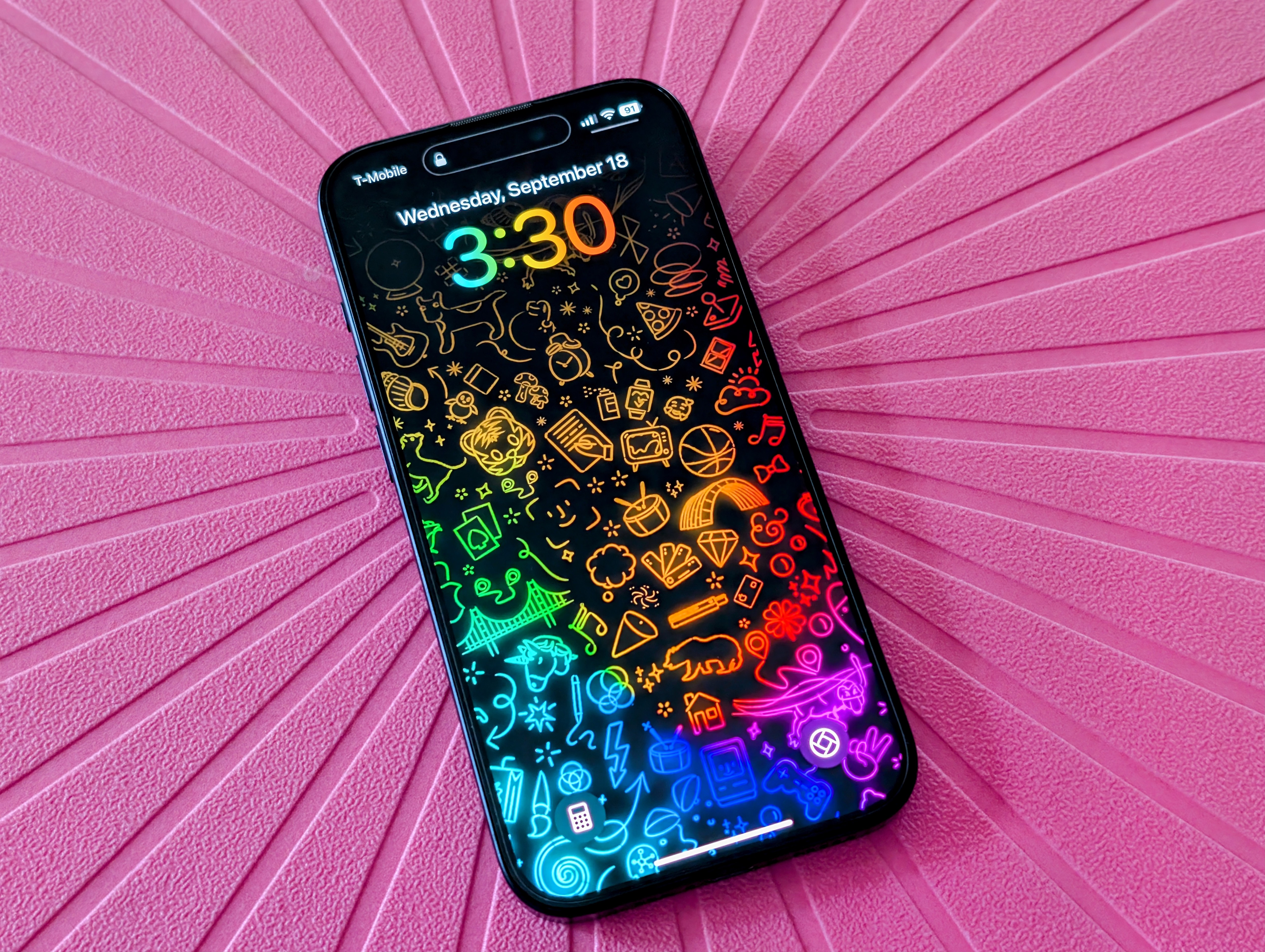iPhone 15 Pro avec écran de verrouillage iOS 18.