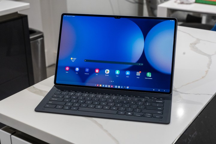 Héros Photo du Galaxy Tab S10 Ultra connecté au clavier de couverture du livre Slim