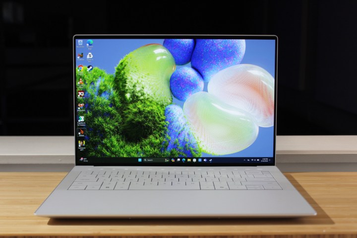 Le Dell XPS 14 s'ouvre sur une table en bois.