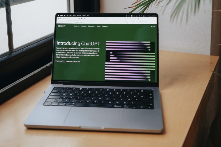 Un MacBook Pro sur un bureau avec le site Web de Chatgpt montrant sur son affichage.