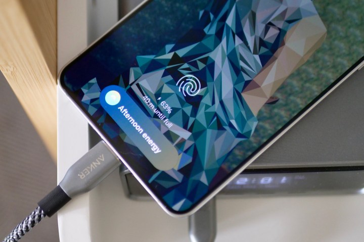 Le Samsung Galaxy S25 est le bord de charge.