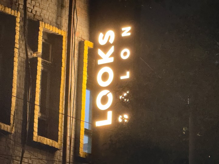 Capturé par iPhone en basse lumière.