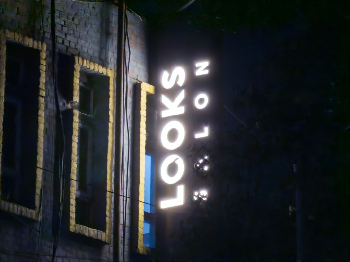 Capturé par l'indigo en basse lumière.