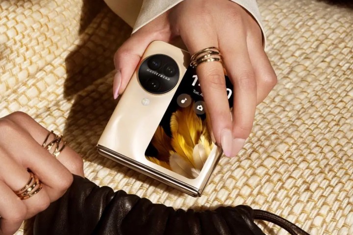 Personne gardant Oppo trouver N3 Flip Gold en sac.