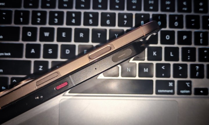 Boutons latéraux sur Red Magic 10s Pro et iPhone.