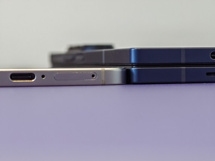 Galaxy S25 Edge Minure Profil à côté du Galaxy Galaxy Z Fold 6 pour montrer la différence d'épaisseur