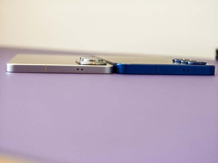 Galaxy S25 Edge mince profil à côté du Galaxy S25 Plus pour montrer l'épaisseur