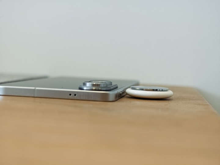 Galaxy S25 Edge à côté d'un aérat