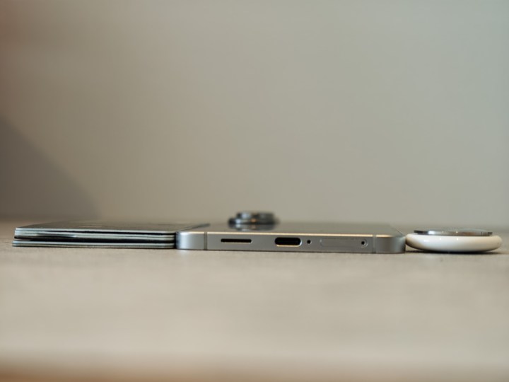 Galaxy S25 Edge à côté de six cartes de crédit et un AirTag