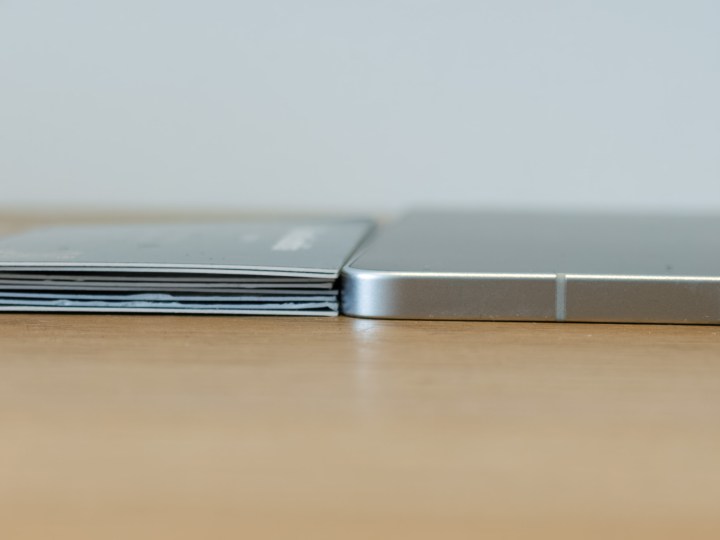 Galaxy S25 Edge à côté de plusieurs cartes de visite empilées