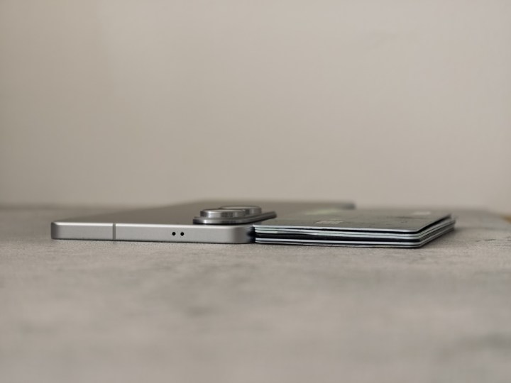 Galaxy S25 Edge à côté de six cartes de crédit empilées