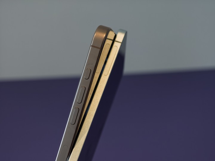 Galaxy S25 Edge mince Profil à côté du Galaxy iPhone 16 Pro pour afficher la différence d'épaisseur