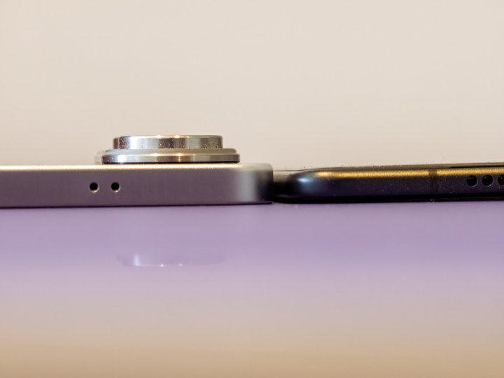 Galaxy S25 Edge mince profil à côté de la Galaxy Honor Magic V3 pour montrer la différence d'épaisseur