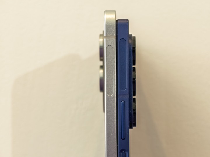 Galaxy S25 Edge Minure Profil à côté du Galaxy Galaxy Z Fold 6 pour montrer la différence d'épaisseur