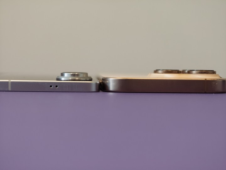 Galaxy S25 Edge mince Profil à côté du Galaxy iPhone 16 Pro pour afficher la différence d'épaisseur