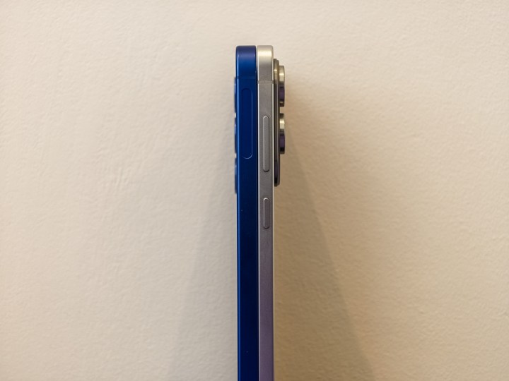 Galaxy S25 Edge mince profil à côté du Galaxy S25 Plus pour montrer l'épaisseur